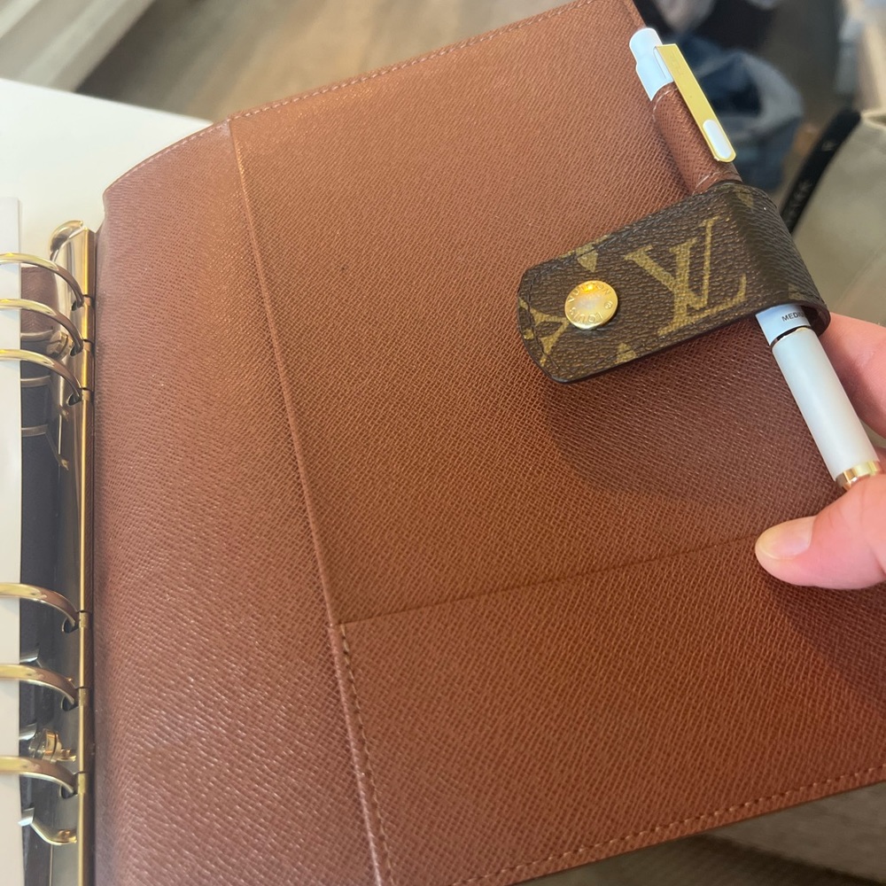 Louis Vuitton authentic large gm size.Does not come with the accessories.